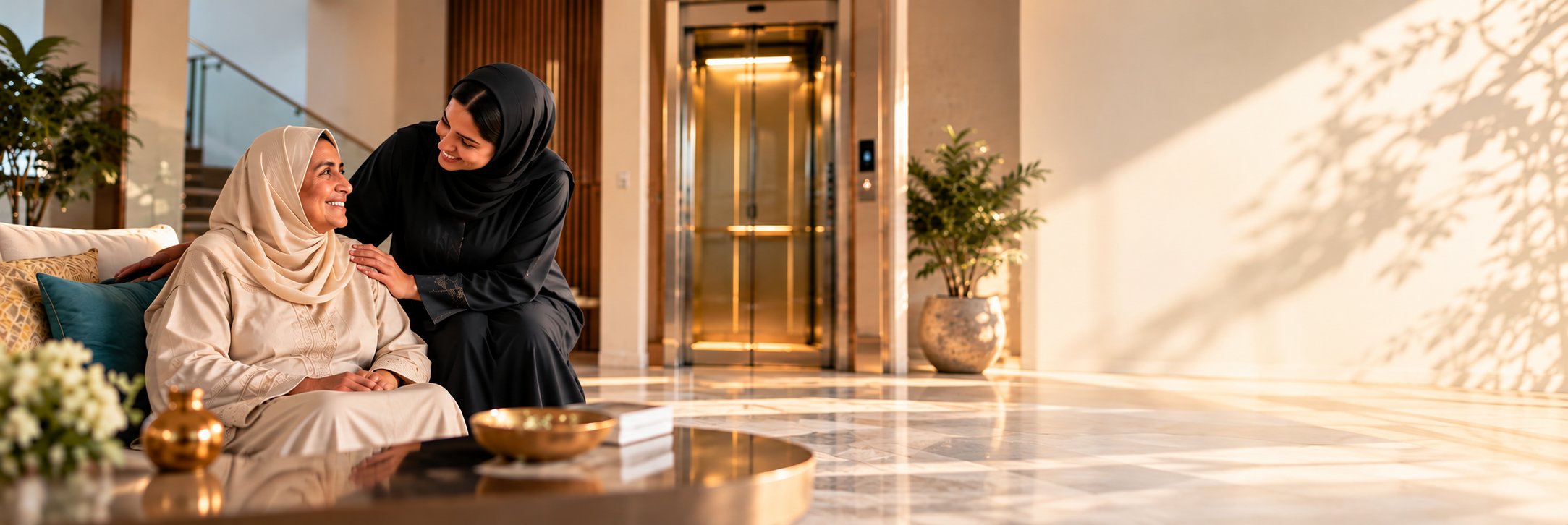أم وابنتها في منزل سكني بجوار مصعد منزلي